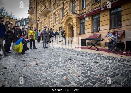 Un concert de rue en faveur des Ukrainiens dans la guerre contre la Russie a eu lieu à Kiev, en Ukraine, le samedi 26 mars 2022. Après plusieurs semaines de W Banque D'Images