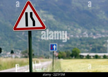 Panneau triangulaire de rétrécissement de route sur route de campagne. Banque D'Images