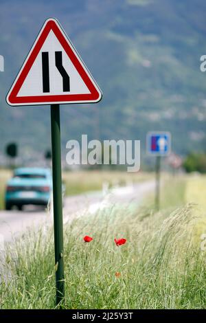 Panneau triangulaire de rétrécissement de route sur route de campagne. Banque D'Images