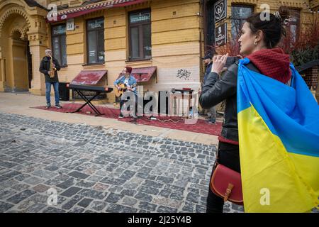 Un concert de rue en faveur des Ukrainiens dans la guerre contre la Russie a eu lieu à Kiev, en Ukraine, le samedi 26 mars 2022. Après plusieurs semaines de W Banque D'Images