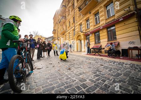 Un concert de rue en faveur des Ukrainiens dans la guerre contre la Russie a eu lieu à Kiev, en Ukraine, le samedi 26 mars 2022. Après plusieurs semaines de W Banque D'Images