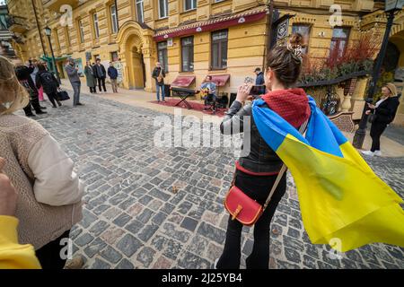 Un concert de rue en faveur des Ukrainiens dans la guerre contre la Russie a eu lieu à Kiev, en Ukraine, le samedi 26 mars 2022. Après plusieurs semaines de W Banque D'Images