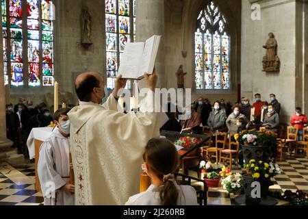 Messe du dimanche à l'église Saint Nicolas, Beaumont-le-Roger, Eure, France. Évangile Banque D'Images