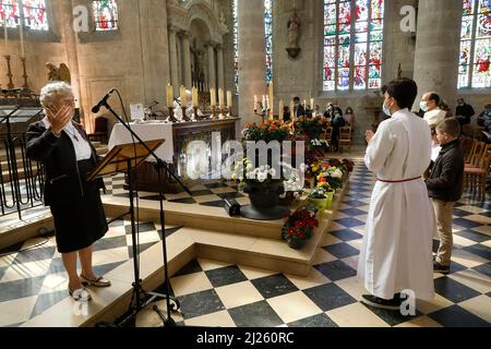 Messe du dimanche à l'église Saint Nicolas, Beaumont-le-Roger, Eure, France Banque D'Images