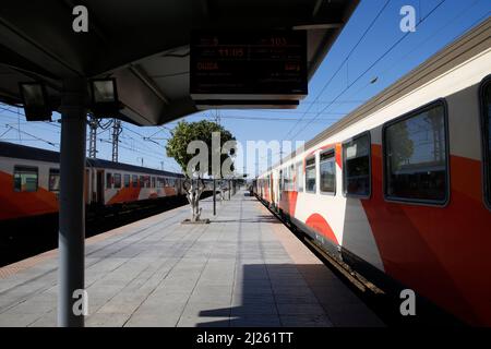 Plate-forme de la gare de Fez, Maroc Banque D'Images