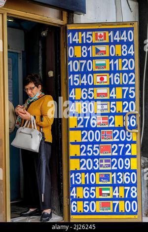 Femme au bureau de change de Chisinau, Moldavie Banque D'Images