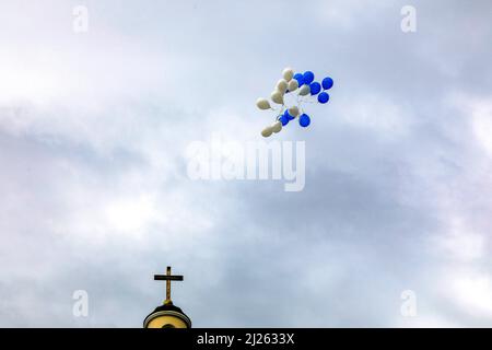 Mariage dans la cathédrale de la Nativité du Christ, Chisinau, Moldavie. Ballons laissé par les jeunes mariés Banque D'Images