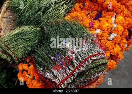 Guirlande de fleurs utilisée comme offrandes de temple. Cérémonie hindoue. Banque D'Images