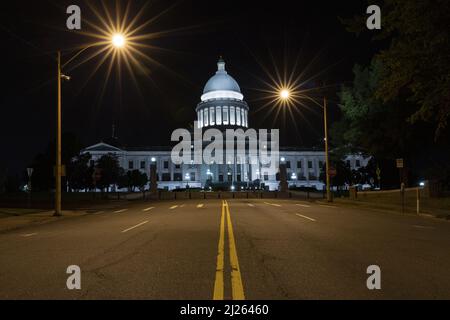 Une photo nocturne du bâtiment du Capitole de l'État de l'Arkansas à Little Rock Banque D'Images