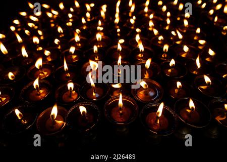 Monastère de Pema Osel Ling. Lampes au beurre ou à l'huile pour les rituels bouddhistes. Banque D'Images