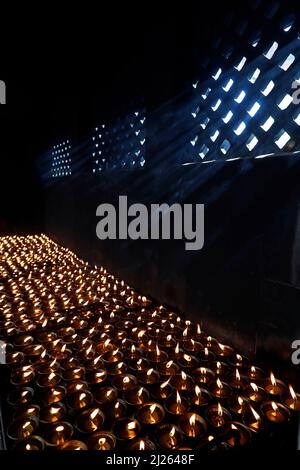 Monastère de Pema Osel Ling. Lampes au beurre ou à l'huile pour les rituels bouddhistes. Banque D'Images