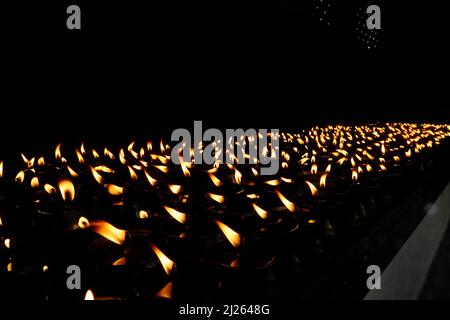 Monastère de Pema Osel Ling. Lampes au beurre ou à l'huile pour les rituels bouddhistes. Banque D'Images