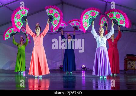 Un groupe de femmes coréennes vêtues de hanbok dansent un fan sur scène pendant les fêtes de la mi-automne Banque D'Images