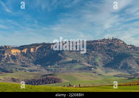 Vue panoramique de Volterra depuis Lajatico, Pise, Italie Banque D'Images