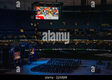 Melbourne, Australie. 30th mars 2022. Une vidéo de Shane Warne célébrant une joue de cricket à son service commémoratif. Credit: Jay Kogler/Alay Live News Banque D'Images