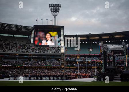 Melbourne, Australie. 30th mars 2022. GRETA Bradman, petite-fille de la légende du cricket Donald Bradman, chante l'hymne national australien au Shane Warne Memorial Service. Credit: Jay Kogler/Alay Live News Banque D'Images