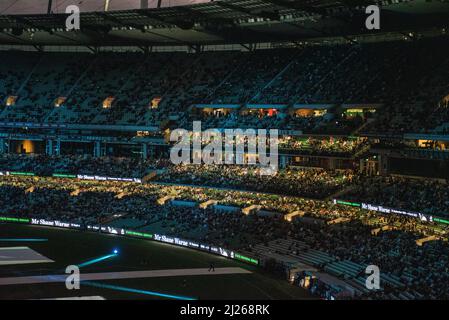 Melbourne, Australie. 30th mars 2022. La foule au service commémoratif de Shane Warne. Credit: Jay Kogler/Alay Live News Banque D'Images