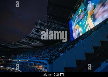 Melbourne, Australie. 30th mars 2022. La foule au service commémoratif de Shane Warne comme un clip de l'entrailles joue sur l'écran. Credit: Jay Kogler/Alay Live News Banque D'Images