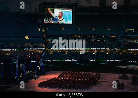 Melbourne, Australie. 30th mars 2022. Une vidéo de Shane Warne célébrant une joue de cricket à son service commémoratif. Credit: Jay Kogler/Alay Live News Banque D'Images