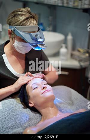 Rajeunissement profond de la peau. Photo d'une femme qui reçoit un traitement du visage dans une clinique. Banque D'Images