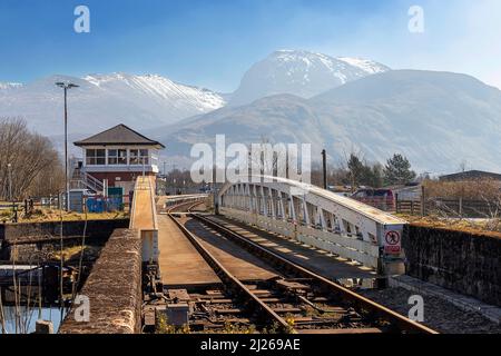 FORT WILLIAM SCOTLAND BANAVIE CHEMIN DE FER PONT ET GARE NEIGE BRUMEUSE A COUVERT BEN NEVIS DERRIÈRE Banque D'Images