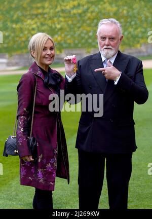 Le batteur de la reine Roger Taylor avec sa femme Sarina, après avoir été fait OBE par le prince de Galles lors d'une cérémonie d'investiture au château de Windsor. Date de la photo: Mercredi 30 mars 2022. Banque D'Images