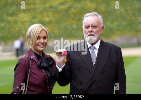 Le batteur de la reine Roger Taylor avec sa femme Sarina, après avoir été fait OBE par le prince de Galles lors d'une cérémonie d'investiture au château de Windsor. Date de la photo: Mercredi 30 mars 2022. Banque D'Images