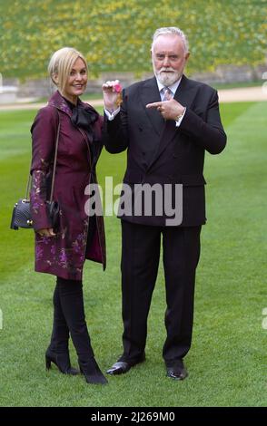 Le batteur de la reine Roger Taylor avec sa femme Sarina, après avoir été fait OBE par le prince de Galles lors d'une cérémonie d'investiture au château de Windsor. Date de la photo: Mercredi 30 mars 2022. Banque D'Images