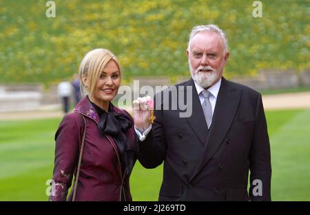 Le batteur de la reine Roger Taylor avec sa femme Sarina, après avoir été fait OBE par le prince de Galles lors d'une cérémonie d'investiture au château de Windsor. Date de la photo: Mercredi 30 mars 2022. Banque D'Images