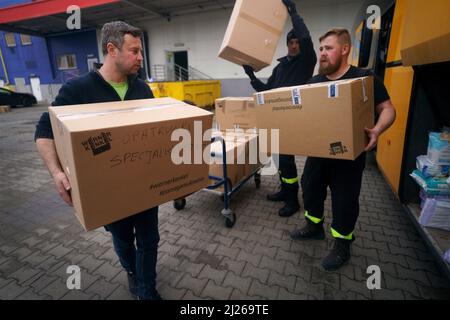 Le volontaire britannique Cliff Wilson (à gauche) charge des fournitures d'aide dans son bus pour le transporter en Ukraine, où il a ramassé pendant les trois dernières semaines des centaines de femmes et d'enfants ukrainiens et les a ramenés en Pologne de l'autre côté de la frontière pour les mettre en sécurité. Date de la photo: Mercredi 30 mars 2022. Banque D'Images