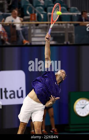 Miami Gardens, Floride, États-Unis. 29th mars 2022. Miomir Kecmanovic, de Serbie, bat Taylor Fritz, des États-Unis, lors du match des hommes célibataires, le jour 9 de l'ouverture de Miami 2022 au Hard Rock Stadium, le 29 mars 2022 à Miami Gardens, en Floride. Personnes: Taylor Fritz . Crédit: Ahoo Me.Com/Media Punch/Alamy Live News Banque D'Images