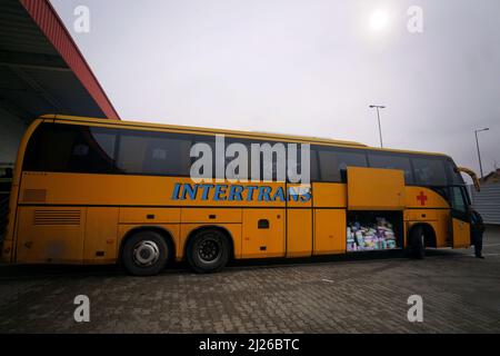 Un bus appartenant au volontaire britannique Cliff Wilson, qu’il utilisera pour transporter des fournitures d’aide à Przemysl en Pologne jusqu’en Ukraine, où il a pris des centaines de femmes et d’enfants ukrainiens au cours des trois dernières semaines et les a ramenés à la sécurité en Pologne, de l’autre côté de la frontière. Date de la photo: Mercredi 30 mars 2022. Banque D'Images