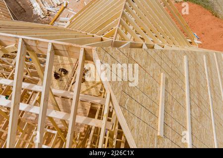 Cadre de toit en bois standard avec poutres en chevrons en bois Banque D'Images