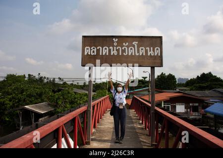 Bâtiment rétro vintage pont rouge antique traversant Khlong Om non canal dans la ville de Bangyai pour les voyageurs thaïlandais Voyage visite à Wat tanod temple floa Banque D'Images