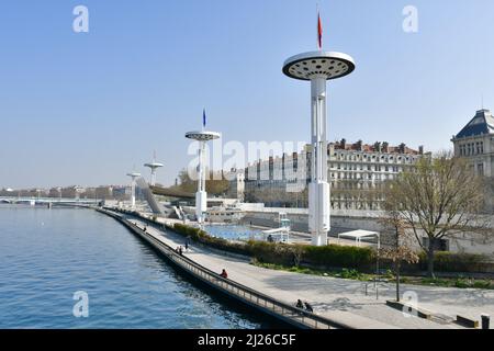 La piscine publique Centre nautique Tony Bertrand aux quais du Rhône de Lyon, France Banque D'Images