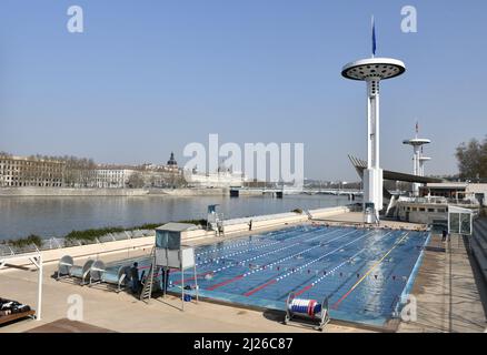 La piscine publique Centre nautique Tony Bertrand aux quais du Rhône de Lyon, France Banque D'Images