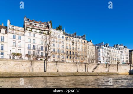 Paris, belles façades quai dOrléans, sur l'ile Saint-Louis, jour ensoleillé en hiver Banque D'Images