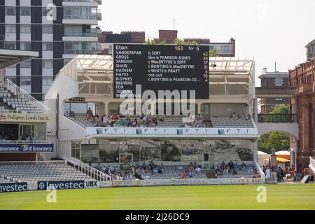 Vue générale du terrain et du tableau de bord lors du match annuel de cricket Eton/Harrow chez Lords. Photo de James Boardman Banque D'Images