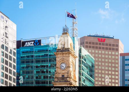 Adélaïde, Australie méridionale - 19 août 2019 : tour de l'horloge de l'ancien bureau de poste général avec immeubles de bureaux modernes derrière sur la place Victoria en une journée Banque D'Images