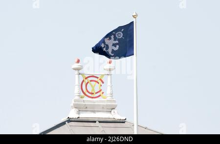 Le drapeau de l'école de Harrow survole le pavillon des Lords lors du match annuel de cricket Eton v Harrow au Lords. Photo de James Boardman Banque D'Images