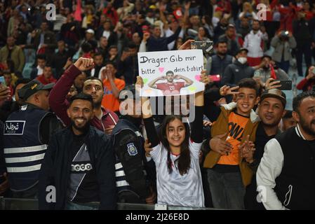 Tunis, Tunisie. 29th mars 2022. Le soutien de la Tunisie a une affiche lors de la deuxième partie du match de football des qualificatifs africains de la coupe du monde du Qatar 2022 entre la Tunisie et le Mali au stade olympique Hamadi AgAgAgebi dans la ville de Rades. Score final Premier match; Tunisie 1:0 Mali, deuxième match; Tunisie 0:0 Mali. Crédit : SOPA Images Limited/Alamy Live News Banque D'Images