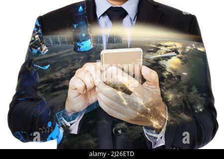 Double exposition de la main tenir smartphone avec fond du monde.éléments de cette image fournie par la NASA Banque D'Images