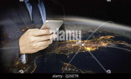 Double exposition de la main tenir smartphone avec fond du monde.éléments de cette image fournie par la NASA Banque D'Images
