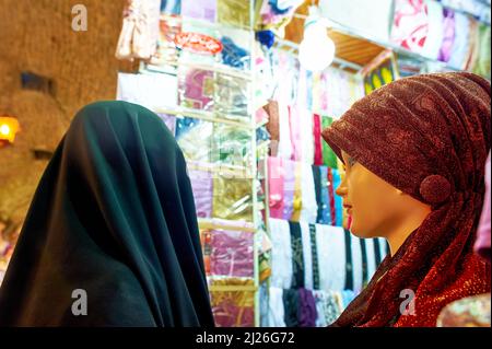 Syrie. Alep. Une femme voilée dans le souq Banque D'Images
