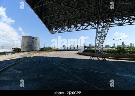 Recife, PE, Brésil - 19 octobre 2021 : zone extérieure de l'aéroport international de Recife, REC, Guarararapes - Gilberto Freyre. Banque D'Images