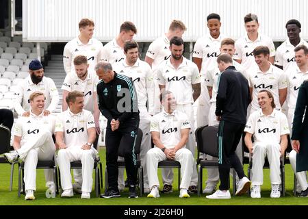 Rory Burns et Tom Curran de Surrey rient en tant que directeur du cricket Alec Stewart et entraîneur-chef intérimaire Gareth Batty prennent place avant la photographie de l'équipe lors d'une séance photo au Kia Oval, à Londres. Date de la photo: Mercredi 30 mars 2022. Banque D'Images