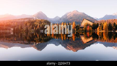 Panorama du lac de montagne Strbske Pleso (lac de Štrbské) à l'automne. Le parc national des Hautes Tatras, en Slovaquie. Photographie de paysage Banque D'Images