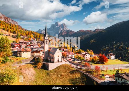 Survol par drone aérien de l'église catholique San Lorenzo dans le village de Selva di Cadore. Petite ville de style Biautiful en automne Dolomites montagnes. Alpes dolomites, Pr Banque D'Images