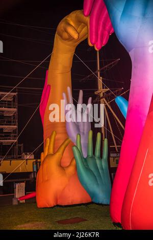 Den Helder, pays-Bas, mars 2022. Objets et bâtiments éclairés sur la route des arts légers. Photo de haute qualité Banque D'Images