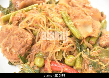 Nouilles en verre sautées épicées avec bambou mariné et mélange de légumes couple de porc cuisine thaïlandaise de style nord appelée Pad Hor sur l'assiette Banque D'Images